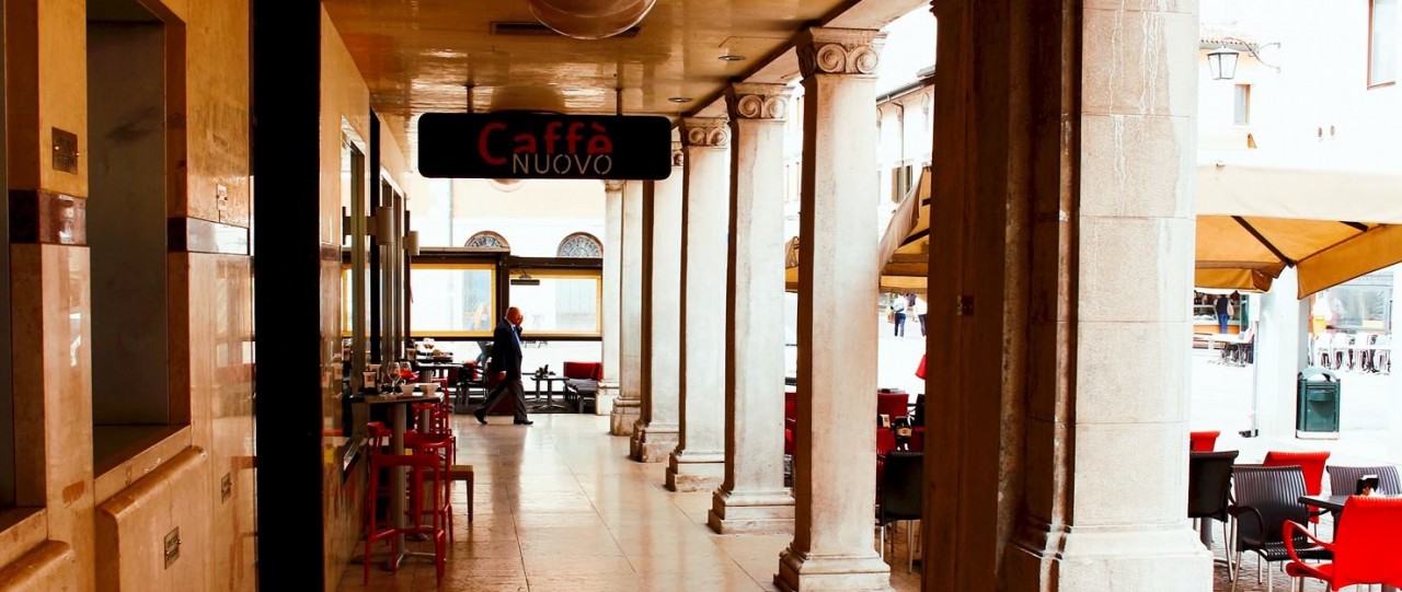 UBRIACO, MINACCIA E TENTA DI AGGREDIRE UN BARISTA NEL CENTRO DI PORDENONE. DISPOSTO IL DIVIETO DI ACCESSO PER DUE ANNI NEI LOCALI DEL CENTRO